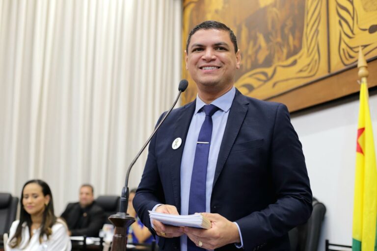 Entre lágrimas e aplausos, deputado Tio Pablo preside sessão solene que destaca desafios e avanços na causa autista