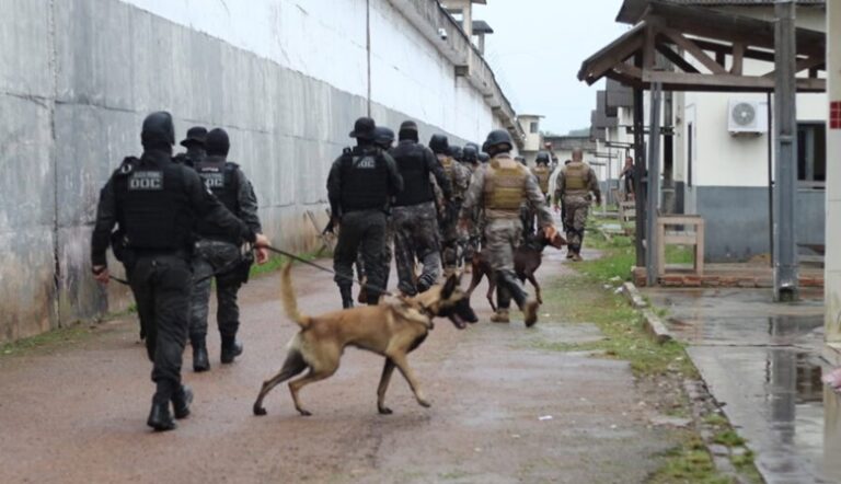 Facas artesanais, bilhetes de facção e chave improvisada são apreendidos em operação no presídio de Rio Branco