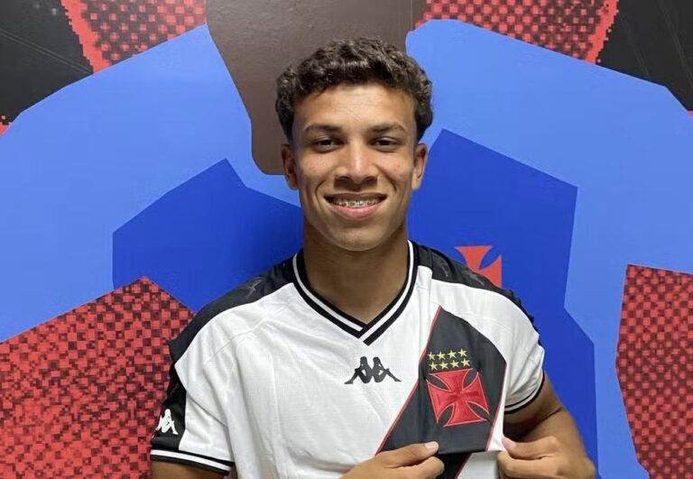 Jogador acreano de 17 anos assina contrato de três anos com clube carioca Vasco da Gama