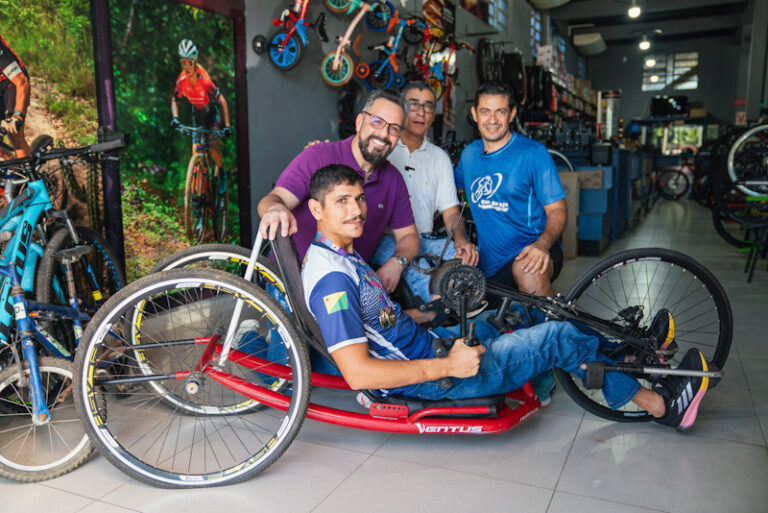 Senador Alan Rick conhece história de paratleta e atende pedido por bicicleta adaptada