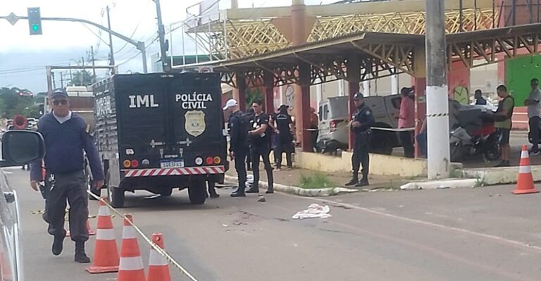 Motociclista morre após bater moto em caminhão na Avenida Ceará, em Rio Branco