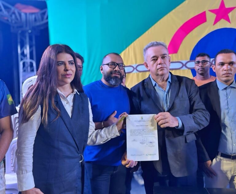 Antônia Lúcia e prefeito assinam ordem de serviço de reforma de escola em Plácido de Castro; obra recebeu emenda da parlamentar