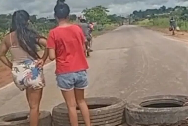Trecho da BR-364 é interditado por manifestantes próximo a Sena Madureira