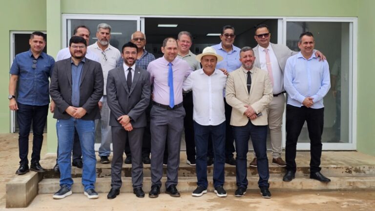 Bocalom e vereadores visitam nova sede da Câmara de Rio Branco; obra ficará pronta até final do ano
