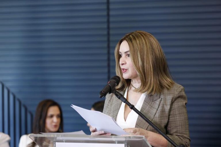 Socorro Neri realiza audiência pública no Acre sobre a Lei que garante presença de psicólogos e assistentes sociais na educação básica