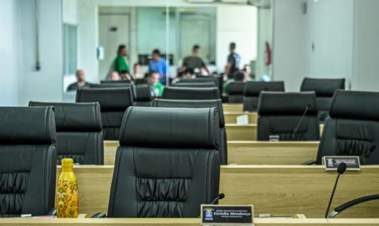 Vereadores se reúnem a portas fechadas para debater fim do programa Asfalta Rio Branco