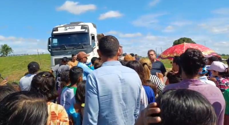 O deputado Marcos Cavalcante parou para conversar com os manifestantes/Foto: Folha do Acre