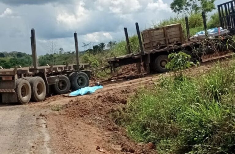 Motociclista tem a cabeça decepada após colidir com carreta que entrava em ramal entre Manoel Urbano e Sena