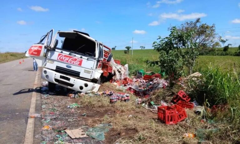 Caminhão carregado de bebidas tomba na BR-317 e carga se espalha às margens da rodovia, em Capixaba