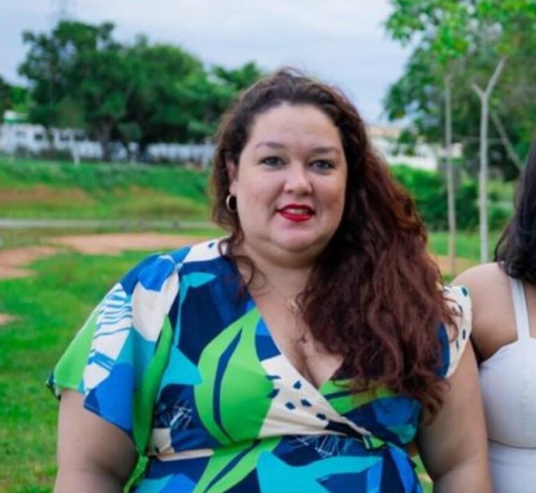 Justiça aceita denúncia contra mulher acusada de matar irmão com 37 facadas; ela responderá por homicídio qualificado