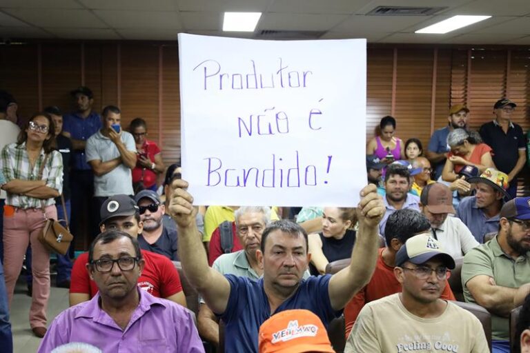 Produtores da Resex Chico Mendes protestam na Aleac e afirmam que Marina Silva “não representa o Acre”