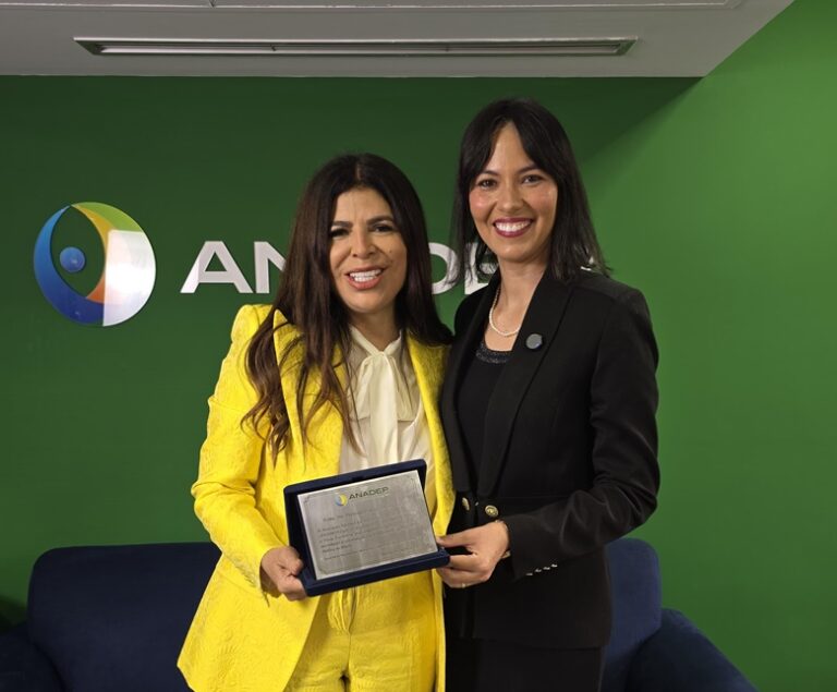 Deputada Antônia Lúcia é homenageada durante Assembleia Geral da ANADEP em Brasília