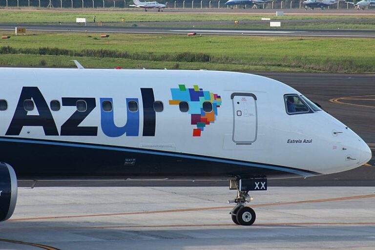 Com apoio do governo Lula, Azul cancela voos nacionais, incluindo o Acre, e prioriza voos internacionais