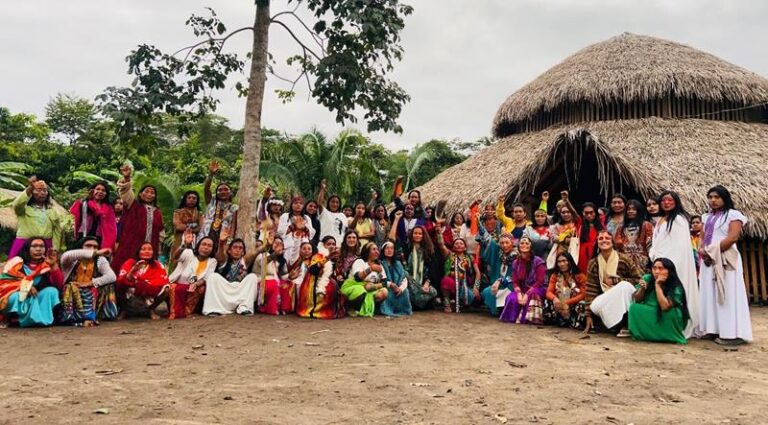 Mulheres Huni Kuin tecem um futuro com arte, regeneração e sabedoria ancestral