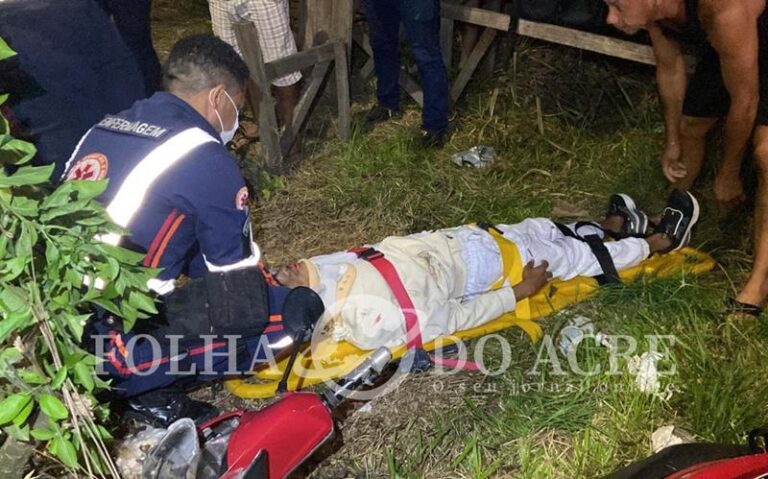 Jovem fica ferido após bater moto em buraco e colidir contra poste no Calafate