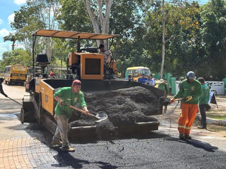Governo do Acre envia e aplica 400 toneladas de asfalto em ruas de Xapuri neste sábado