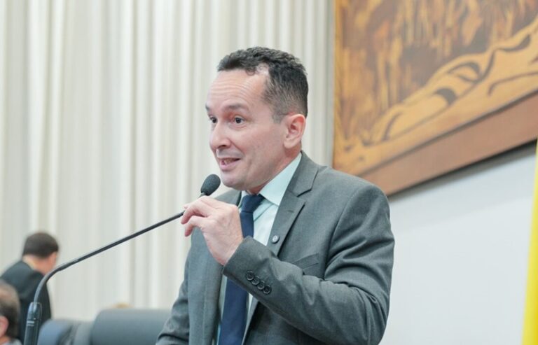 Deputados discutem sobre educação e decisão judicial sobre afastamento de secretário