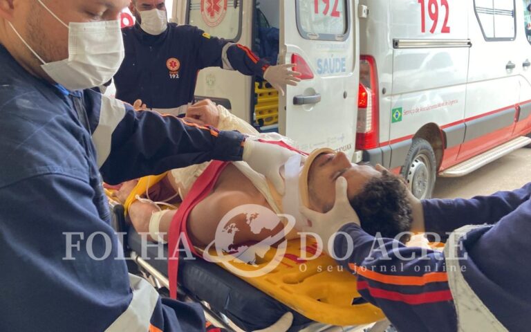 Motorista perde controle, atinge árvore na rotatória da UFAC e deixa duas pessoas feridas