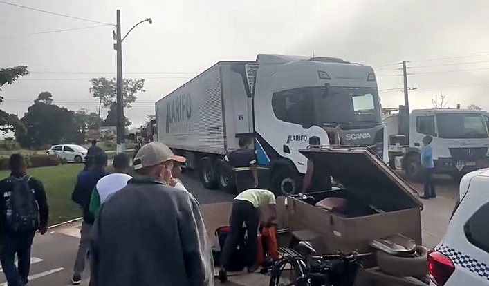 Inconformados com operação do ICMBio, moradores voltam a fechar BR-317 na entrada de Xapuri