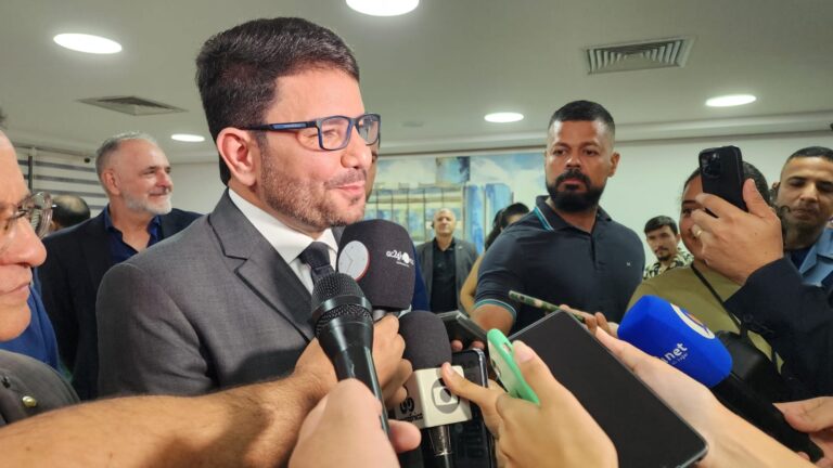 Gladson assina decretos de exonerações e novas nomeações em várias secretarias