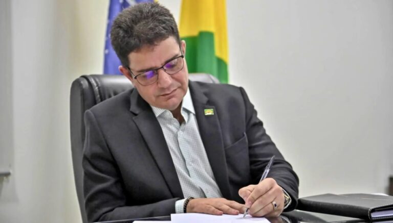 Governo publica série de decretos com exonerações, nomeações e promoções