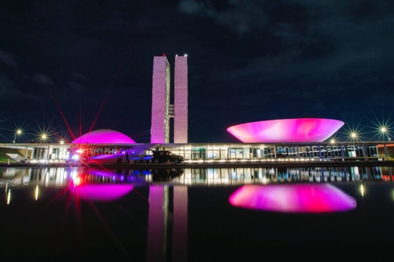 Senado será iluminado de rosa em apoio à luta contra a LAM, por iniciativa do senador Alan Rick