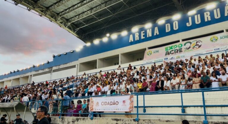 Mais de 400 casais oficializam união em casamento coletivo na Expoacre Juruá 2025