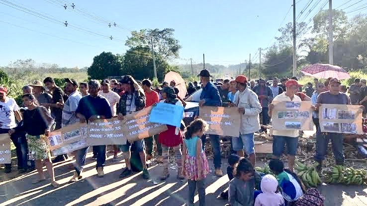 Moradores bloqueiam AC-10 em protesto por inclusão em processo de regularização fundiária em Porto Acre