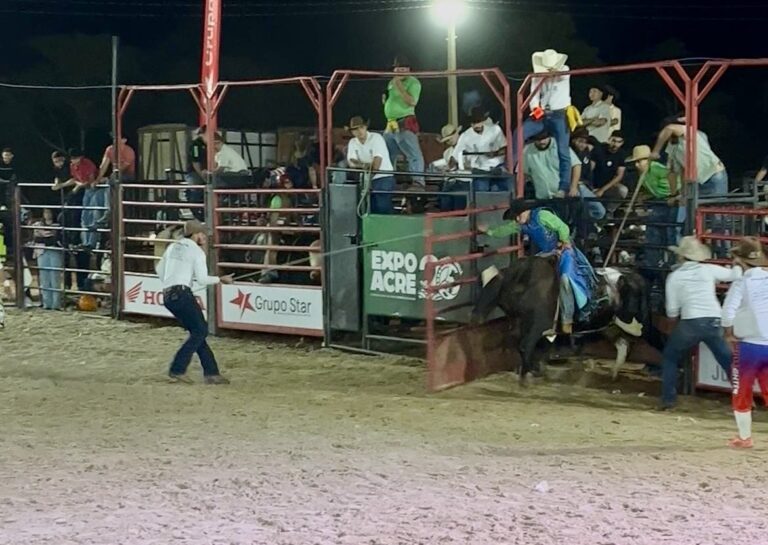 Rodeio tem início com arena lotada e celebração à Nossa Senhora de Aparecida na Expoacre Juruá 2025