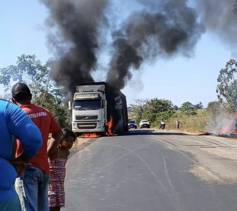 Caminhão boiadeiro é destruído pelo fogo na BR-317, entre Brasiléia e Assis Brasil