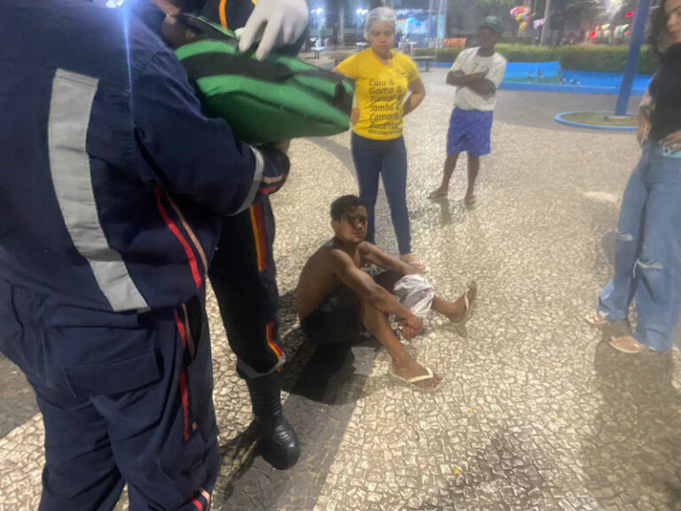 Homem em situação de rua é espancado por grupo de jovens na Praça da Revolução, em Rio Branco
