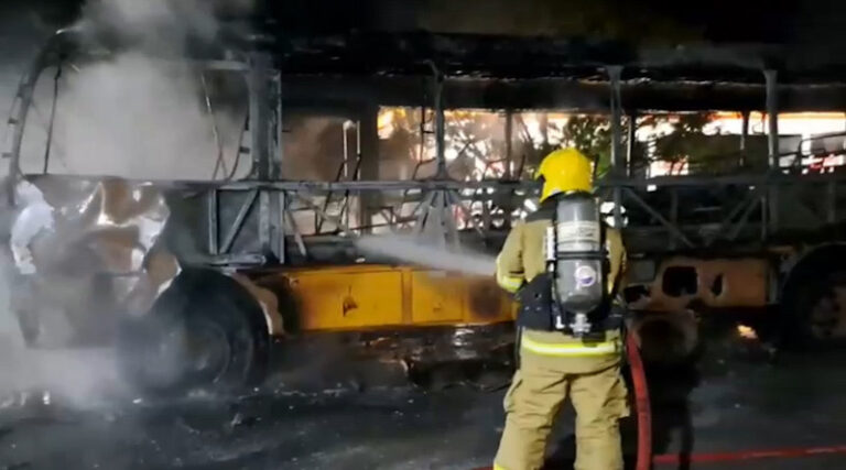 Ônibus escolar que transportava grupo de quadrilha junina pega fogo na estrada de Senador Guiomard