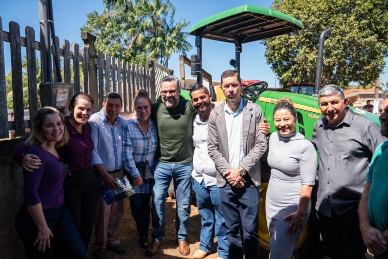 Alan Rick entrega trator e anuncia emenda para travessia gratuita de balsa em Porto Acre