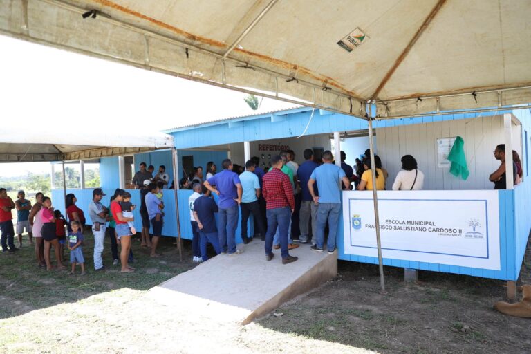 Após repercussão nacional, governo entrega nova escola a estudantes do Limoeiro, no Bujari