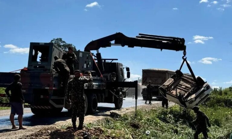 Homem fica ferido em colisão entre carro e carreta na zona rural de Manoel Urbano