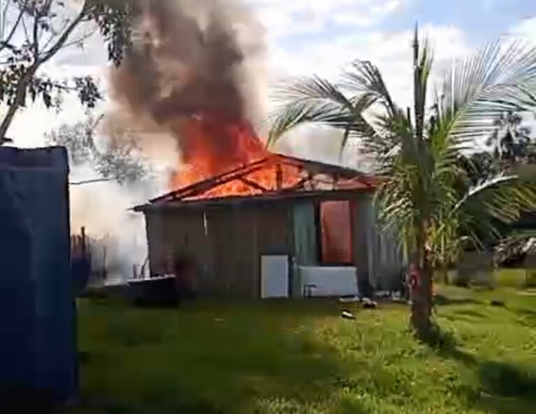 Casa é destruída por incêndio em Mâncio Lima; moradora se desespera: “Ainda estou pagando, Senhor”