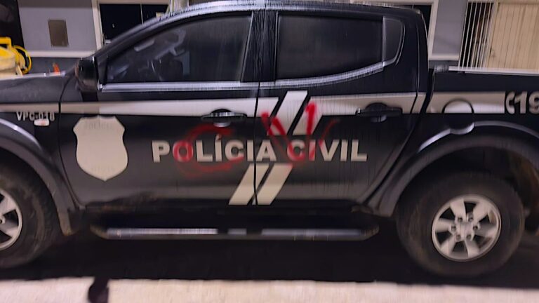 Facção Comando Vermelho desafia forças de segurança com pichação em viatura da Polícia Civil no Acre