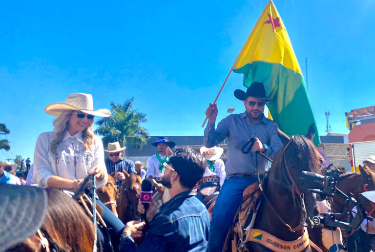Ao lado da namorada, Gladson participa da cavalgada montado a cavalo com a bandeira do Acre: “É um momento de celebração”