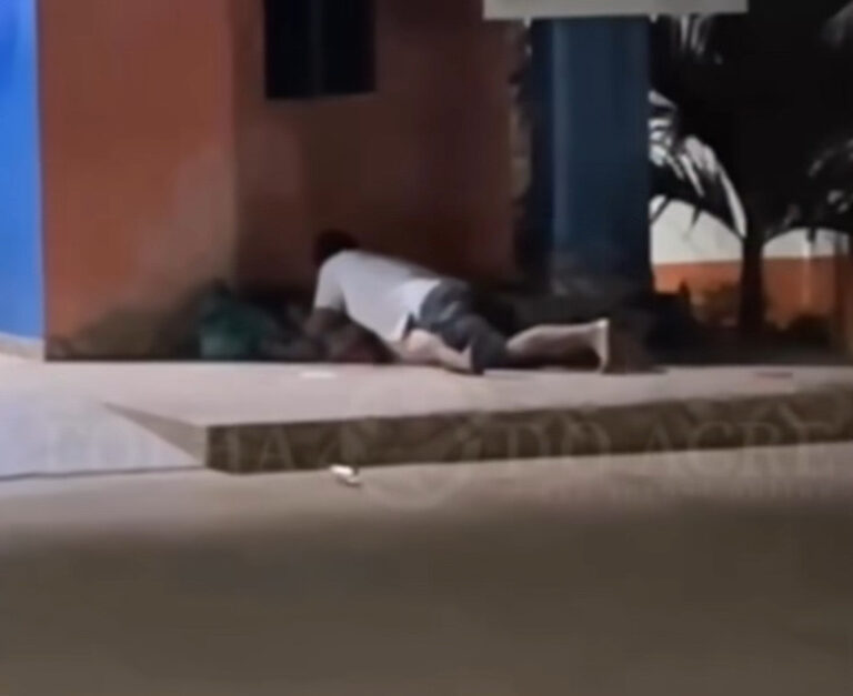 Casal em situação de rua é flagrado em ato sexual em via pública de Brasiléia; veja o vídeo