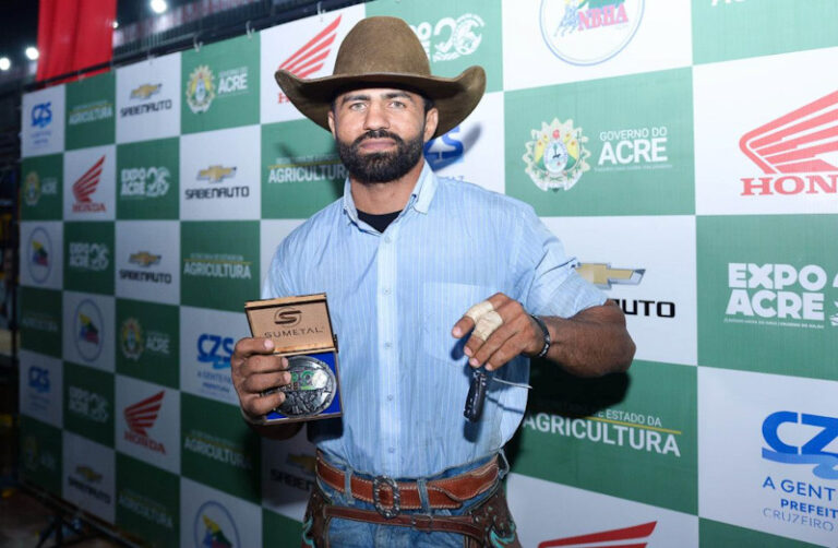 Genásio dos Santos, de Feijó, é campeão do rodeio da Expoacre Juruá 2025 e leva picape zero km