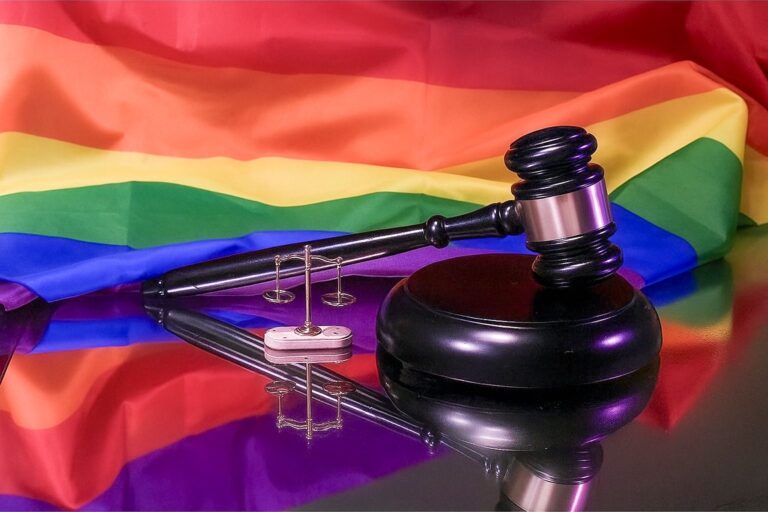 Mulher que prometeu “bater em gay safado” é condenada a pagar R$ 3 mil no Bujari