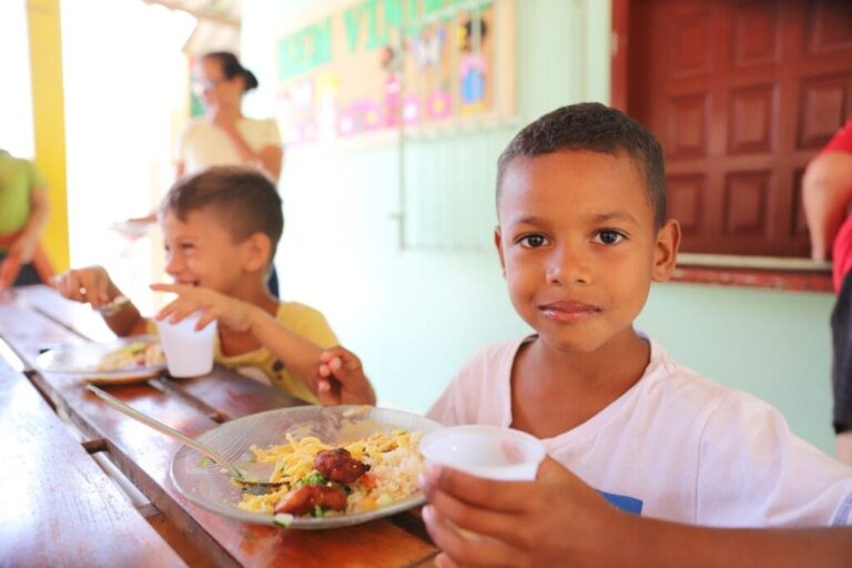 Mesmo no recesso, escolas estaduais seguem abertas para servir refeições