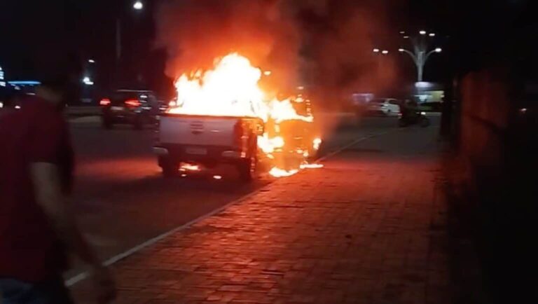 Caminhonete pega fogo e é destruída pelas chamas em frente ao Via Verde Shopping, em Rio Branco
