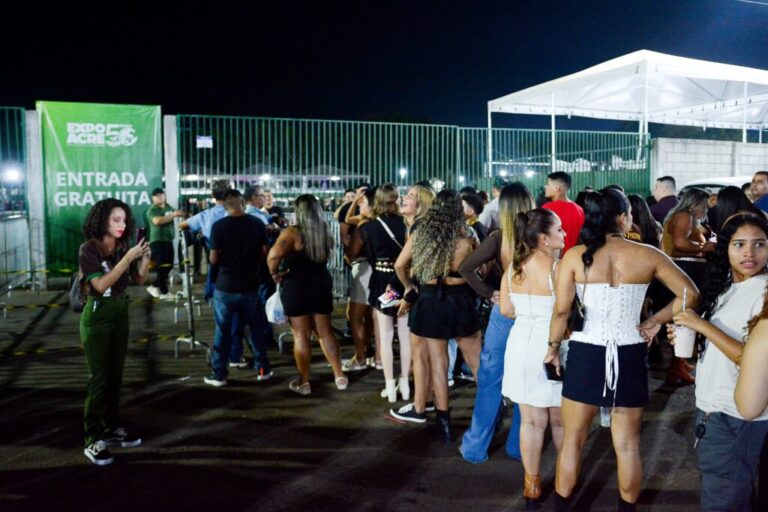 Fãs chegam cedo à arena de shows para ver Matheus e Kauan na Expoacre