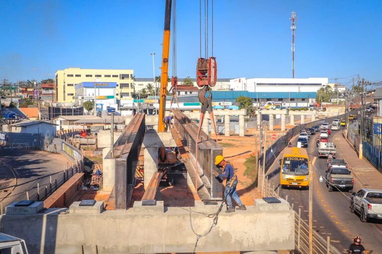 Viaduto Mamedio Bittar entra em nova fase com instalação das primeiras vigas de aço