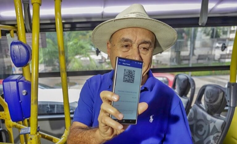Bocalom sanciona lei que permite pagamento de passagem de ônibus com Pix