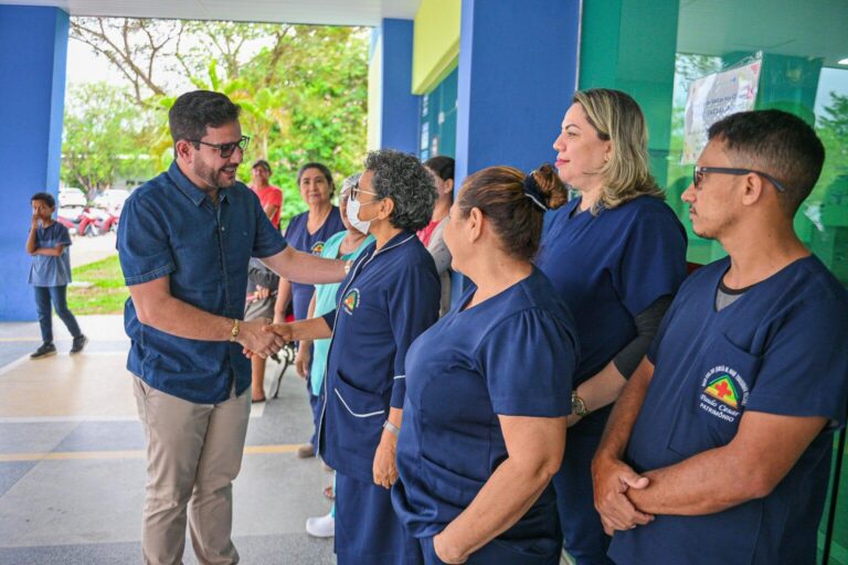 Em visita ao Hospital do Juruá, Gladson conversa com servidores e pacientes e destaca compromisso com a saúde
