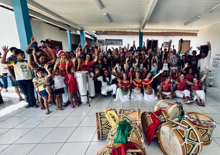 Maracatu é apresentado a estudantes da zona rural de Rio Branco em ação cultural organizado por grupo cultural