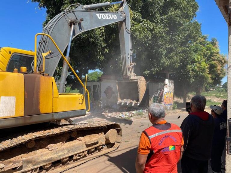 Com riscos de deslizamento, Bar “Zé do Branco” é demolido a pedido da Defesa Civil de Rio Branco