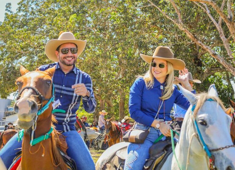 Ao lado da namorada, Gladson participa de cavalgada e elogia organização da Expoacre Juruá